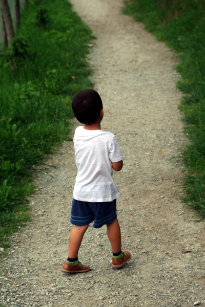 bambino che cammina